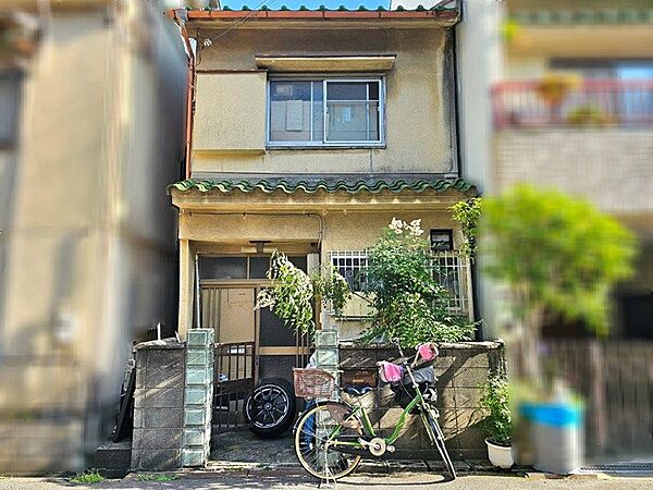 レトロな風情が漂うコンパクトな一戸建て。住まいのアイデアが広がる空間です。