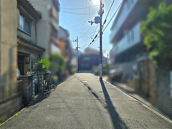 日差しが心地よい細い路地。穏やかな環境で、新たな暮らしを始めてみませんか。