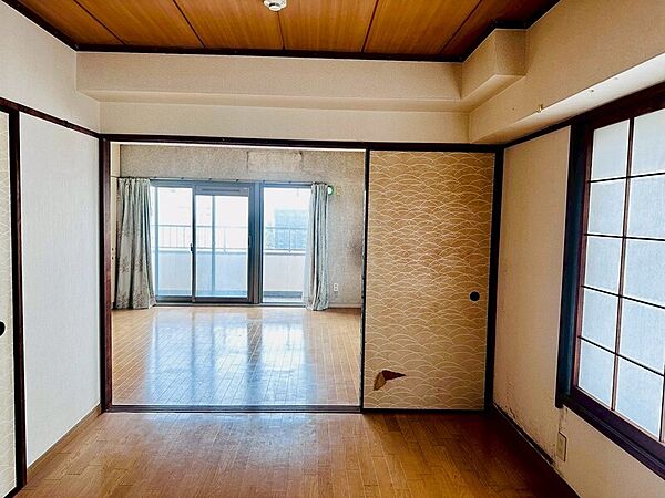 洋室からリビングへの眺めです