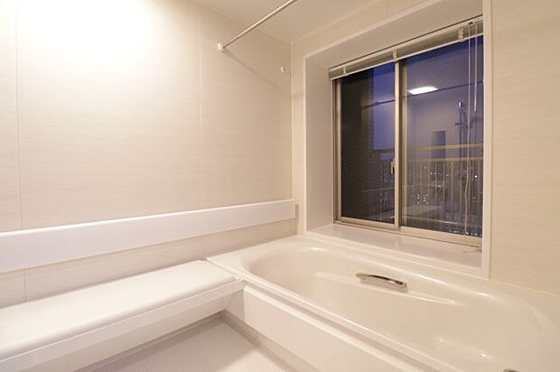 【浴室】大きな窓付きのお風呂！眺望も◎浴室暖房乾燥機搭載！ユニバーサル仕様のバリアフリーバスルーム！
