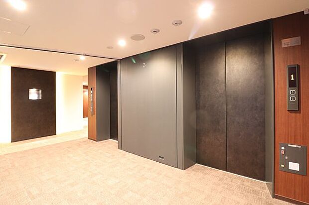 【エレベーターホール】外部からの視線が届かず、空調を完備した快適な空間が保たれています。