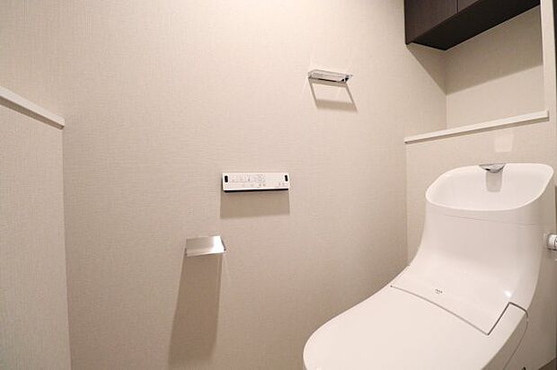 【トイレ】白で統一され、清潔感のあるトイレです！