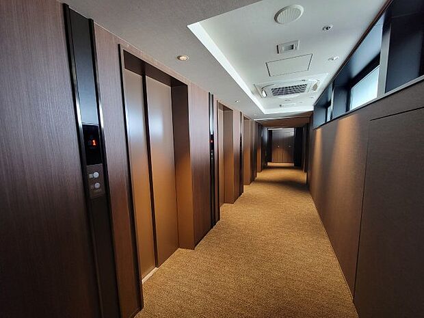 【エレベーターホール】ブラウンで統一された、落ち着きのある内装です。エレベーターは3基＋非常用1基！