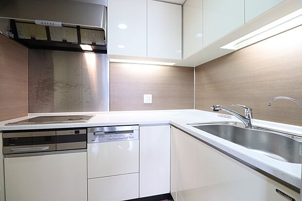 【キッチン】L字型のキッチンはしっかりと作業スペースが確保され、食洗器・ディスポーザーも完備◎