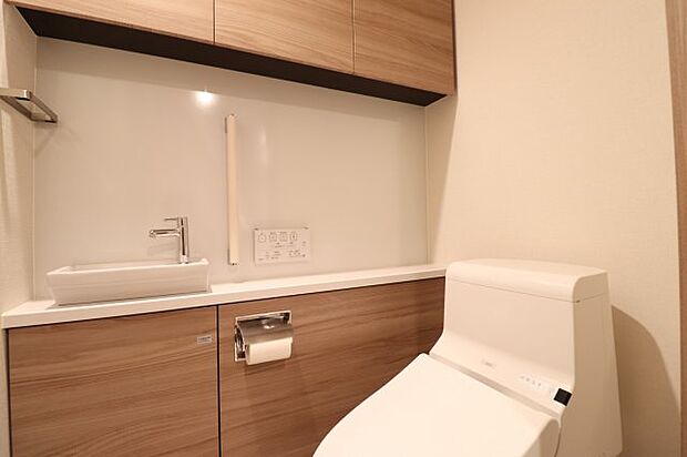 空室時【トイレ】手洗いカウンター付きでスッキリとしたお手洗い空間です◎収納も充実！