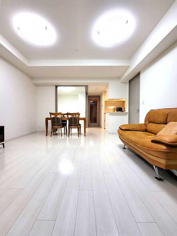 【リビングダイニング】約16.5帖のLDK！天井・壁・床が白で統一された、洗練や清潔を思わせるお部屋です！