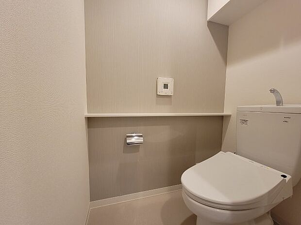 【トイレ】清潔感もあり、落ち着いた空間です。温水洗浄便座は、寒い冬でも気持ちよく使えます！