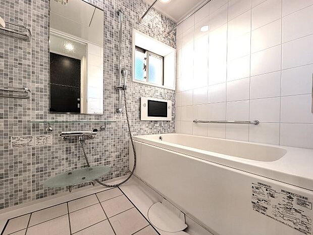 【浴室】壁のタイルがお洒落でラグジュアリーな浴室で疲れを癒すことができます。