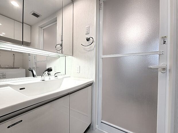 【洗面所】横幅の広いカウンター付きの独立洗面スペースです。