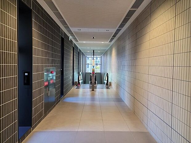 【共用廊下】サウスエントランスは天神橋筋六丁目駅直結！静かな暮らしを予感させる上質な雰囲気