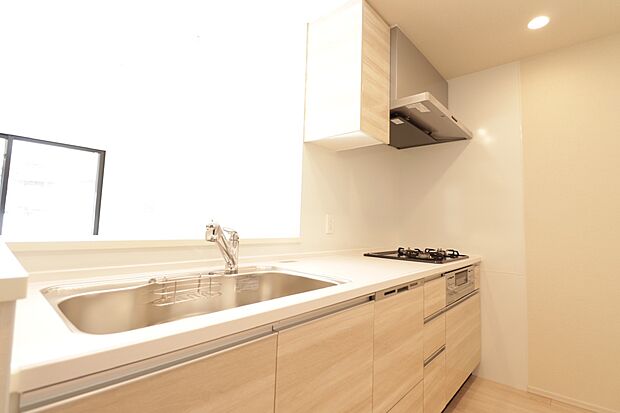 【キッチン】明るい色の木調のデザインです！食洗器付きのため家事効率がアップします◎