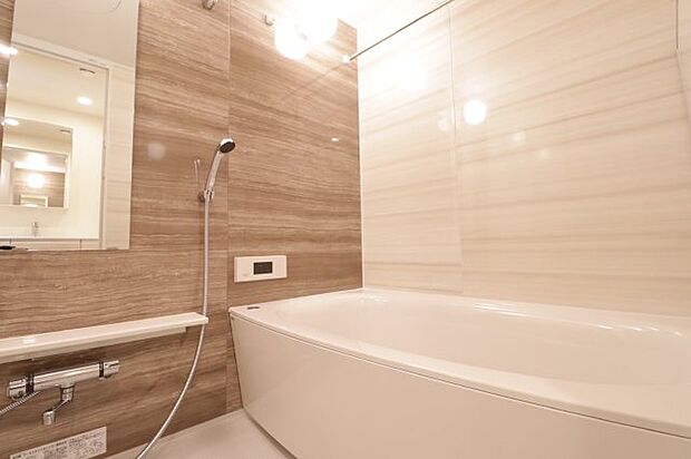【浴室】木調の壁がオシャレで落ち着きのある空間となっており、ゆったりと過ごせます◎
