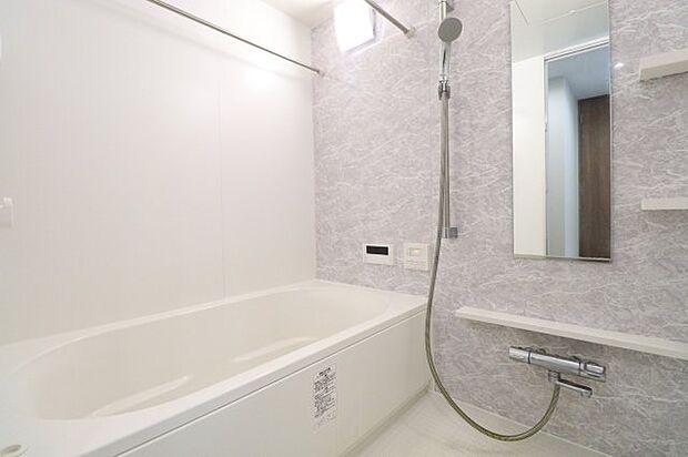 【浴室】清潔感あふれるホワイト調の浴室！ミストサウナ、浴室暖房乾燥機等嬉しい機能もたくさん◎