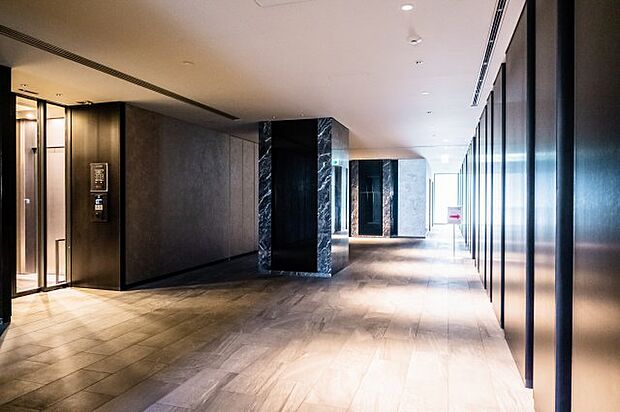 【風除室】エレベーターホール前の風除室です。ホテルライクで上質な空間です。