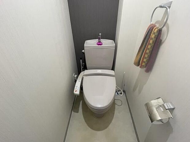 手洗いタンク付きのトイレを採用しております。節水効果や汚れが付きにくい便座など嬉しい機能が備わっております。