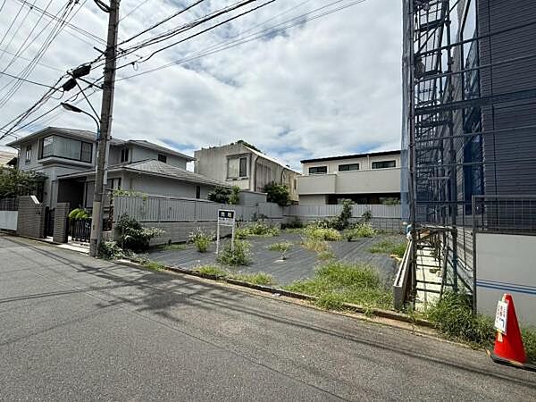 新宿区内でありながら、落ち着いた住宅街の雰囲気です。都会の喧騒を感じることのないゆったりとした街並みです。(令和8年8月5日撮影)