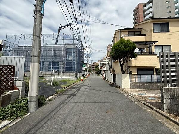 低層住居専用地域ならではの穏やかな街並みが広がっております。昔ながらの情緒が残り、自然も身近に感じられます。(令和8年8月5日撮影)