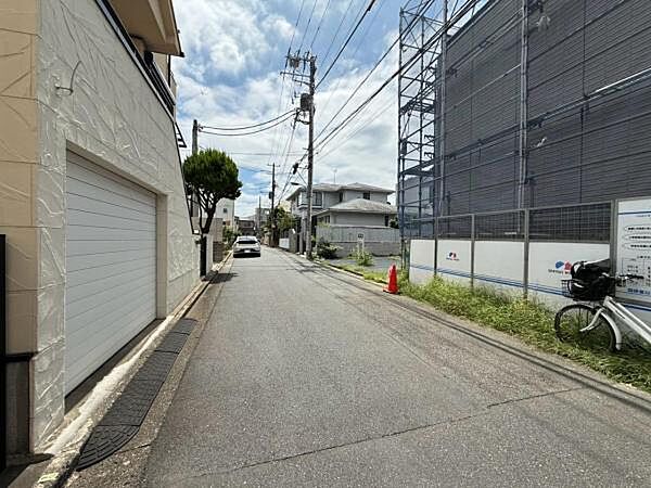 ゆとりの土地面積だからこそ、圧迫感がなく開放的な住空間を演出できます。隣地のお家は弊社のお客様になりますので、現場環境も良好です。(令和8年8月5日撮影)