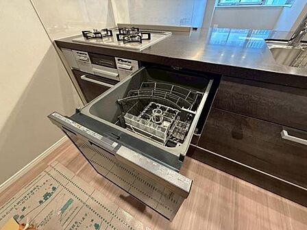 食器洗い乾燥機は、高温洗浄で油汚れをスッキリ落とし、乾燥機能付きで、衛生的に食器を保管できます。