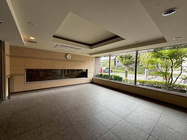 住まう方やゲストを優しく迎える、洗練されたエントランス。落ち着いた色調とモダンなデザインが調和し、上質な暮らしの始まりを感じさせます。