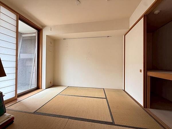 陽光が部屋全体を包み込む憩いの場です。和の匂いに心も体も癒されます。LDKに隣接しておりますので、シーンに合わせて活用できそうです。