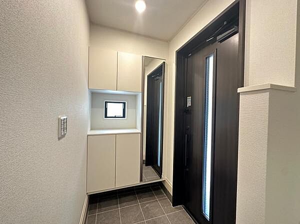 玄関同仕様施工例写真 家族の暮らしに寄り添う、温もり溢れるエントランス空間です。住まう方や訪れる方を優雅に迎え入れます。
