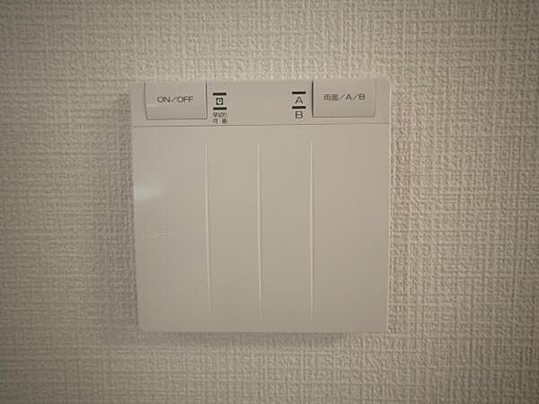 床暖房リモコン同仕様施工例写真 寒い時期には嬉しい床暖房が敷設されています。床全体がほぼ均一に温まります。