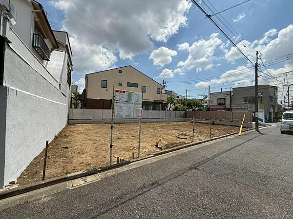 現状更地のため、陽当たりや周辺環境をご確認いただける点も魅力のひとつです。生活利便性と住環境のバランスが取れたエリアです。