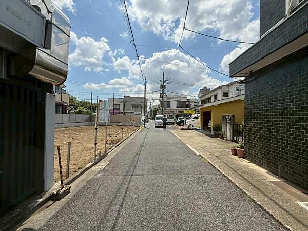開放感のある街並み、空の広がりを感じられます。都心隣接エリアでありながら、ゆったりとした雰囲気の住環境です。