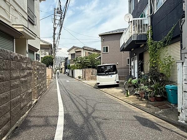 北側・東側4ｍ道路にめんしております。角地のような抜け感を感じられます。利便性と住みやすさの両立を叶える住環境です。