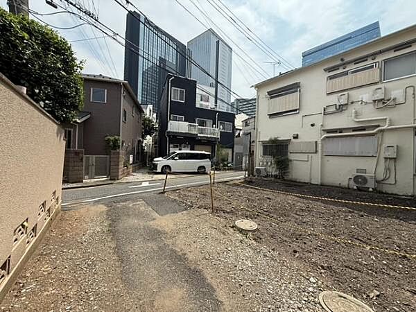 周辺は戸建て住宅や低層住宅が並ぶ穏やかな街並みです。都心にありながら温かみのある空気が漂います。