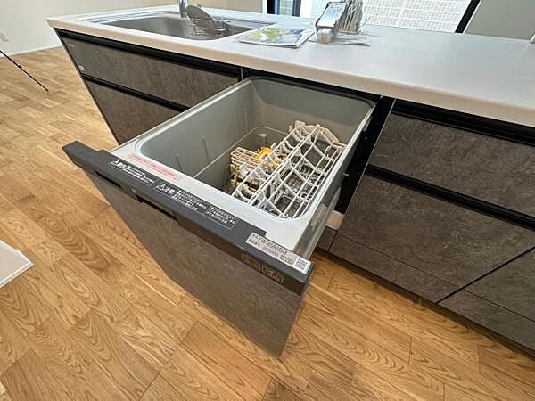 食器洗浄乾燥機同仕様施工例写真 高温洗浄で油汚れをスッキリ落とし、乾燥機能付きで、衛生的に食器を保管できます。後片付けの手間を減らし、家事の時間を短縮できます。