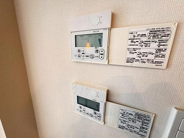 寒い時期には嬉しい床暖房が敷設されています。床全体がほぼ均一に温まります。部屋全体にじんわりと広がる自然なぬくもりが、ワンランク上の快適な暮らしを演出します。