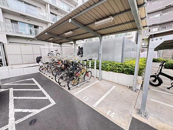 敷地内に駐輪場を完備しております。マンション内で保管できるため、防犯面にも配慮されております。自転車を日常的に利用される方に嬉しい設備です。
