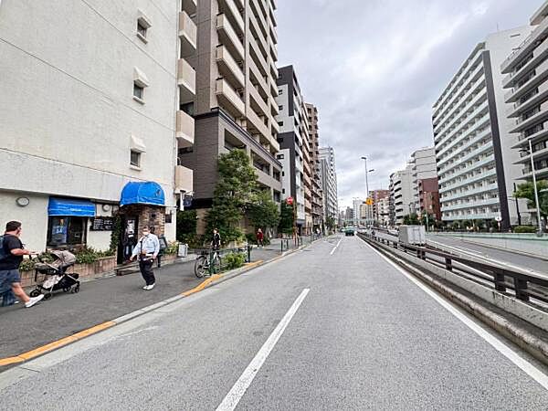 利便性の高い立地ながら、周辺は落ち着いた住環境が広がり、生活利便施設も充実しております。