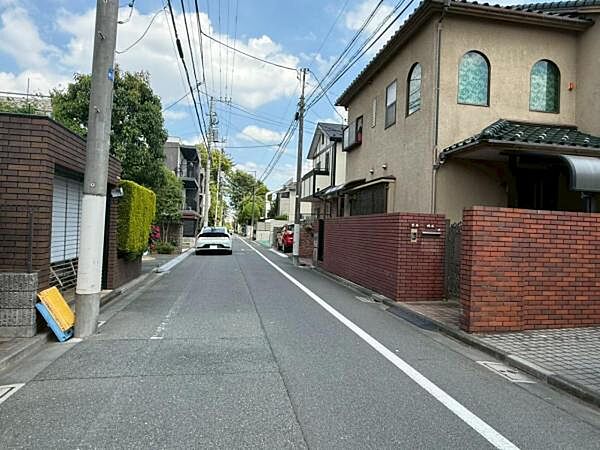 前面道路は北側幅5.4mとなっております。比較的交通量が少なく、落ち着いた環境となっております。