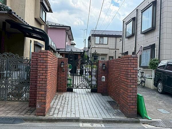 前面からの写真になります、旗状地になりますのでプライバシーが確保されます。