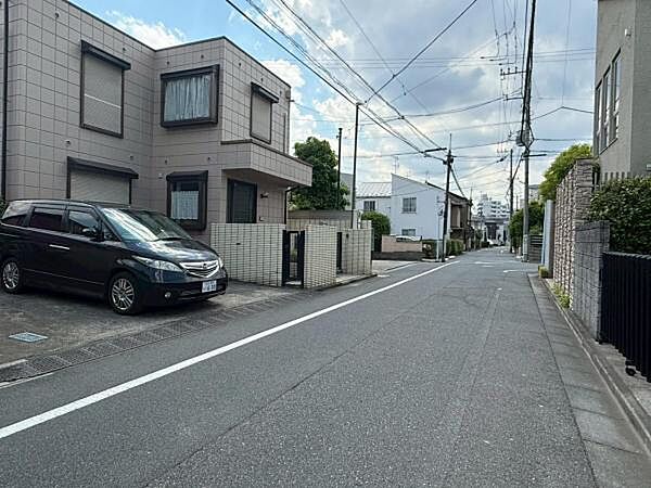 前面道路は車両通行も少なく、小さなお子様やご高齢の方々もご安心いただけます。整った家並がとても綺麗な雰囲気を演出しております。