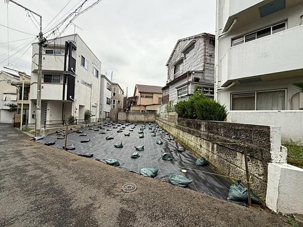 板橋区板橋3丁目に位置する、建築条件無し売地のご紹介です。建築条件はございませんので、お好きなハウスメーカーや工務店で理想の住まいを実現できます。