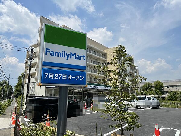 ファミリーマート 板橋加賀二丁目店まで約200mです。