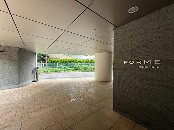 落ち着いたカラーリングと質感の高い外壁が、住まいとしての品格を感じさせます。訪れる方にも好印象を与えます。