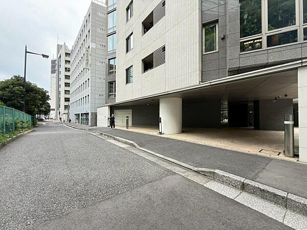 整備された道路と緑豊かな景観が広がる、落ち着きある街並みです。洗練されたエリアでありながら、圧迫感が少なく、開放感のある景観が魅力的です。