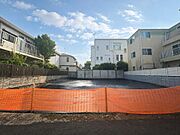土地面積約２９坪、建物面積１２０m2建築可能。代沢２丁目の建築条件なし売地。お好きな工務店で自由設計可能。