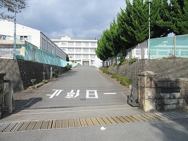 画像25:中学校「富士市立岳陽中学校まで1677m」