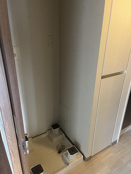 洗濯機置き場と収納。