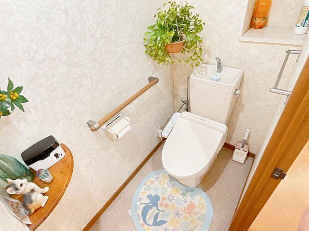 トイレは快適な温水洗浄便座付です。清潔感のあるホワイトで統一しました。いつも清潔な空間であって頂けるよう配慮された造りです。　