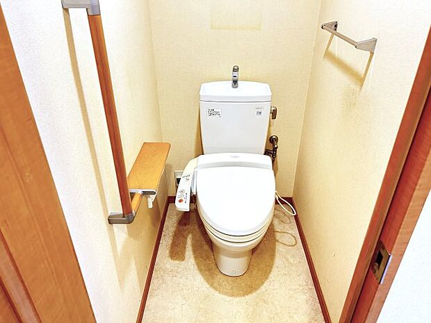 トイレは快適な温水洗浄便座付です。清潔感のあるホワイトで統一しました。いつも清潔な空間であって頂けるよう配慮された造りです。　