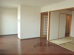 フレンド・ワンIII 4階2LDKのリビング/ダイニング