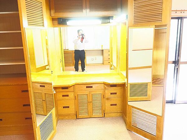 １階寝室にある造り付け化粧台。広いです！