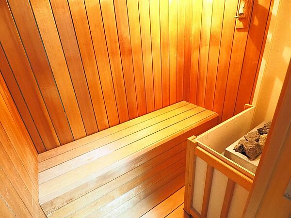 ３人用のサウナ有り！向かいの水風呂に入って、庭で整えます。